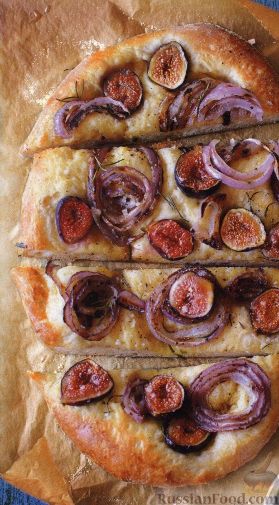 Фото к рецепту: Пицца с инжиром и луком