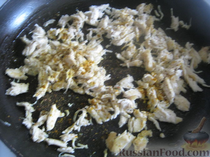 Фото приготовления рецепта: Слоёный салат с крабовыми палочками, ветчиной, сыром, яблоком и арахисом - шаг №9