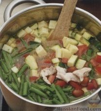 Фото приготовления рецепта: Омлет с помидорами, луком и маслинами - шаг №7
