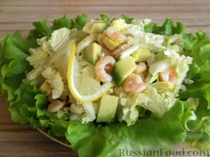 Фото приготовления рецепта: Салат "Праздничный" из креветок и авокадо - шаг №9