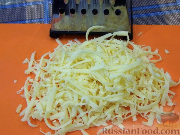 Фото приготовления рецепта: Мясные тефтели с начинкой из целых шампиньонов, запечённые в томатном соусе - шаг №7