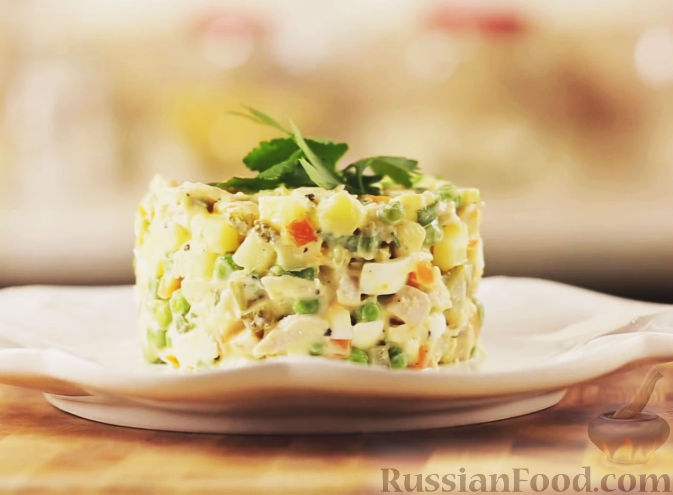 Новогодний салат Оливье в оригинальной подаче – пошаговый рецепт фото