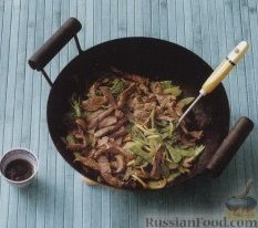 Фото приготовления рецепта: Мясо, жаренное с брокколи и каштанами - шаг №3