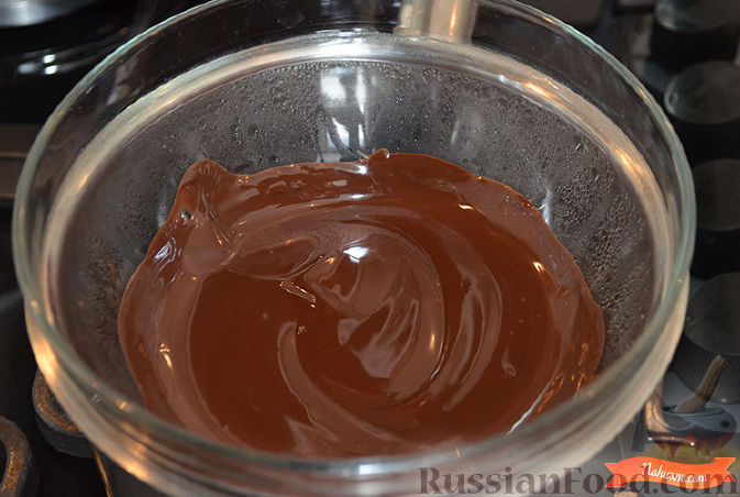 Фото приготовления рецепта: Творожок в шоколаде - шаг №2