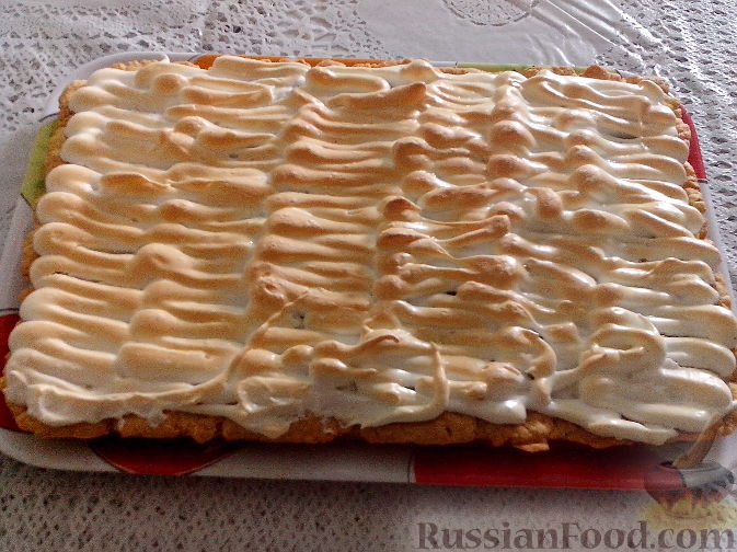 Фото к рецепту: Пирог с ревенем и мягким безе