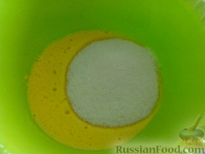 Фото приготовления рецепта: Пирог с ревенем и мягким безе - шаг №5