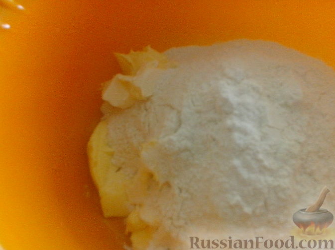Фото приготовления рецепта: Пирог с ревенем и мягким безе - шаг №7