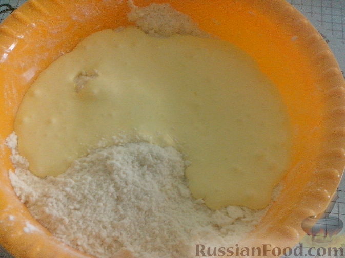 Фото приготовления рецепта: Пирог с ревенем и мягким безе - шаг №8