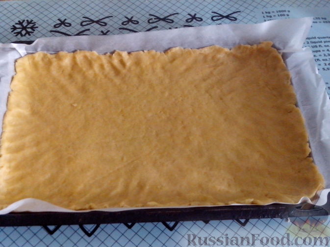 Фото приготовления рецепта: Пирог с ревенем и мягким безе - шаг №11