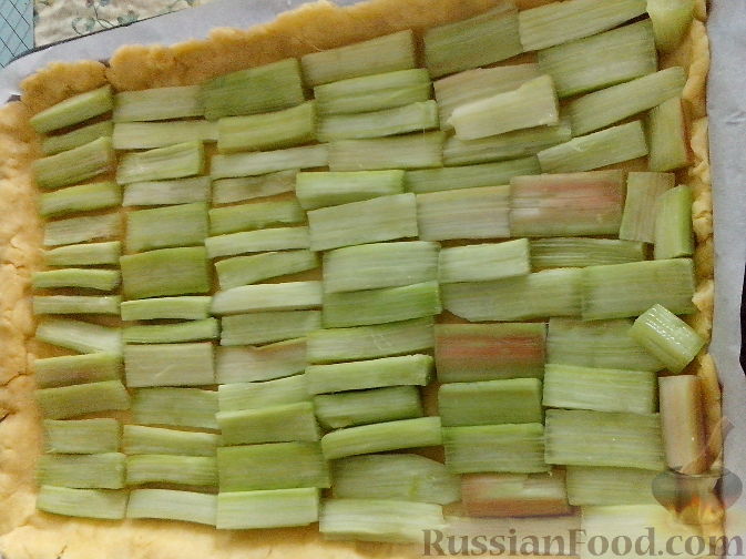 Фото приготовления рецепта: Пирог с ревенем и мягким безе - шаг №12