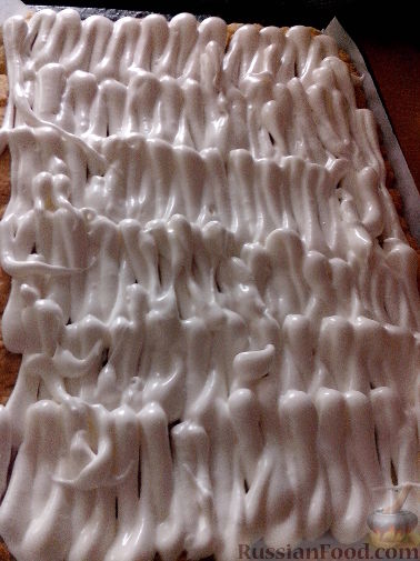 Фото приготовления рецепта: Пирог с ревенем и мягким безе - шаг №16