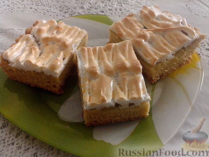 Фото приготовления рецепта: Пирог с ревенем и мягким безе - шаг №20