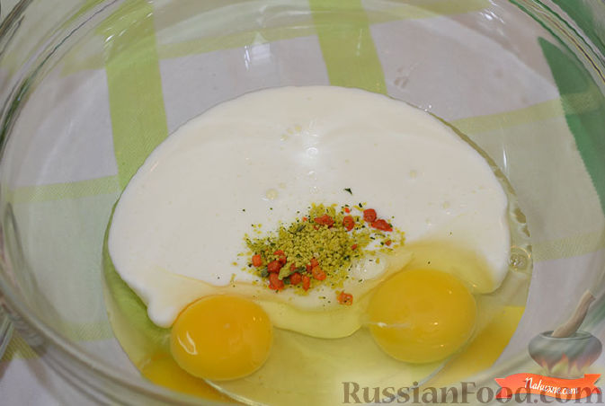 Фото приготовления рецепта: Запеканка из йогурта с ягодами - шаг №3