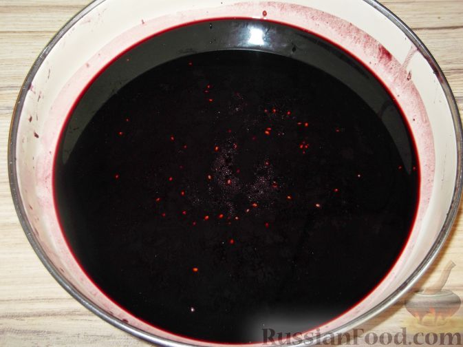 Фото приготовления рецепта: Вино из тутовой ягоды (шелковицы) - шаг №3