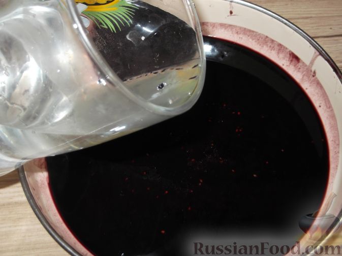 Фото приготовления рецепта: Вино из тутовой ягоды (шелковицы) - шаг №4