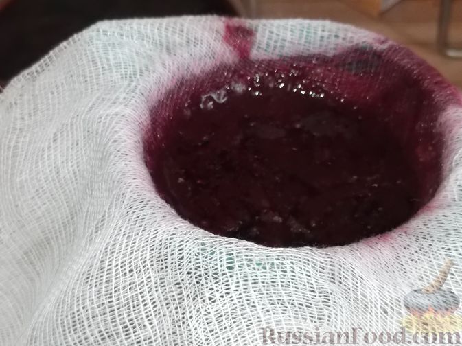 Фото приготовления рецепта: Вино из тутовой ягоды (шелковицы) - шаг №8
