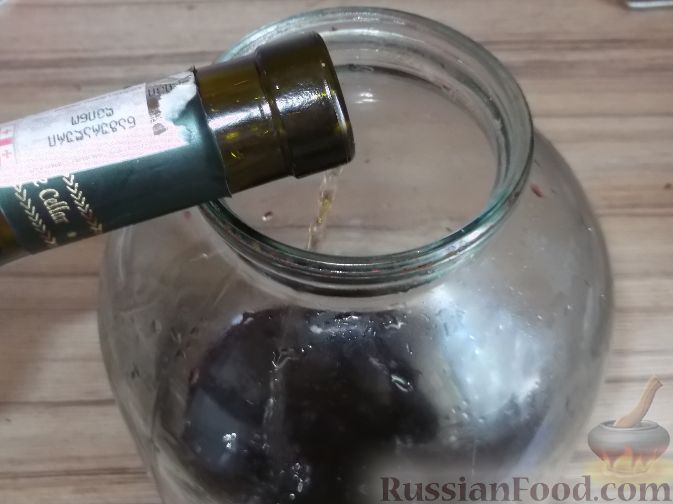 Фото приготовления рецепта: Вино из тутовой ягоды (шелковицы) - шаг №9