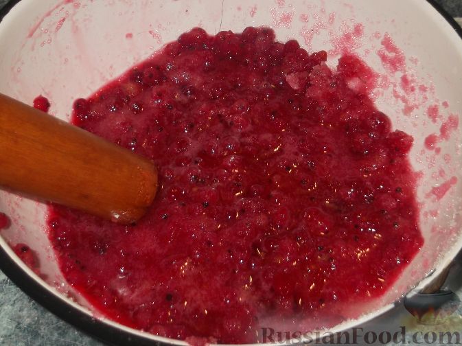Фото приготовления рецепта: Красная смородина, протертая с сахаром - шаг №4