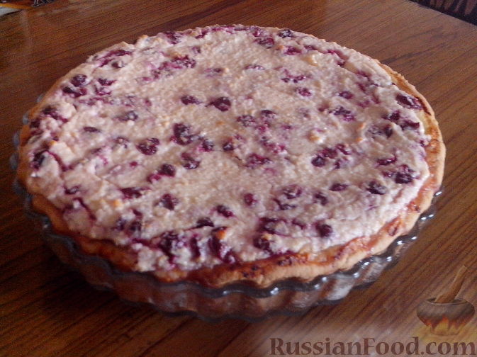 Фото приготовления рецепта: Пирог с вишней и творожным кремом - шаг №9