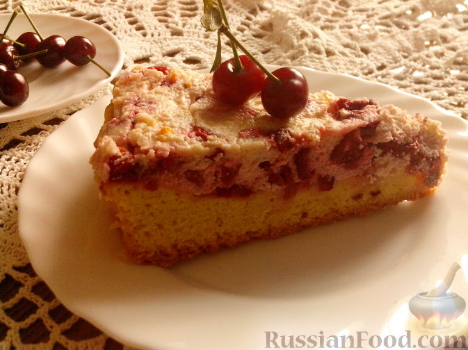 Фото приготовления рецепта: Пирог с вишней и творожным кремом - шаг №11