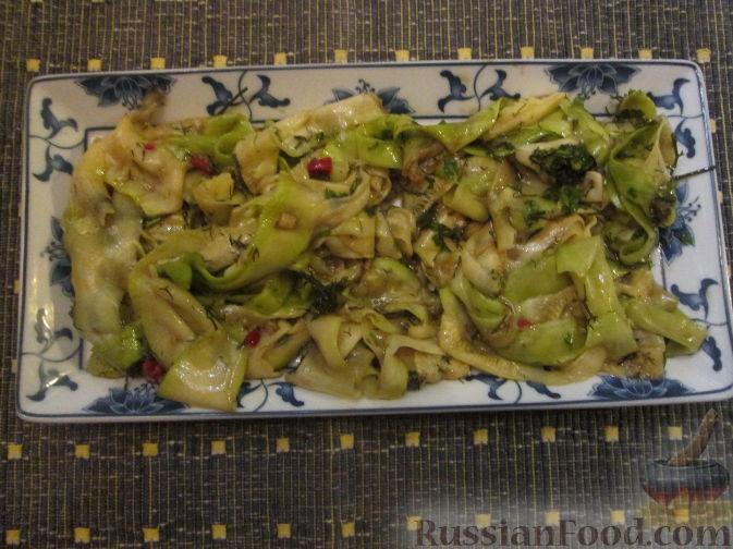 Фото приготовления рецепта: Куриный суп с капустой, сладким перцем и маслинами - шаг №14