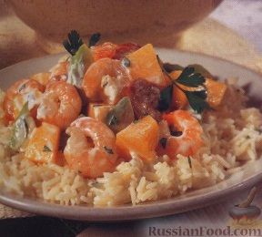 Фото к рецепту: Салат из дыни, креветок и колбасок, на рисовой подушке