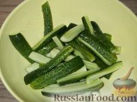 Фото приготовления рецепта: Салат из огурцов «Дамские пальчики» - шаг №2