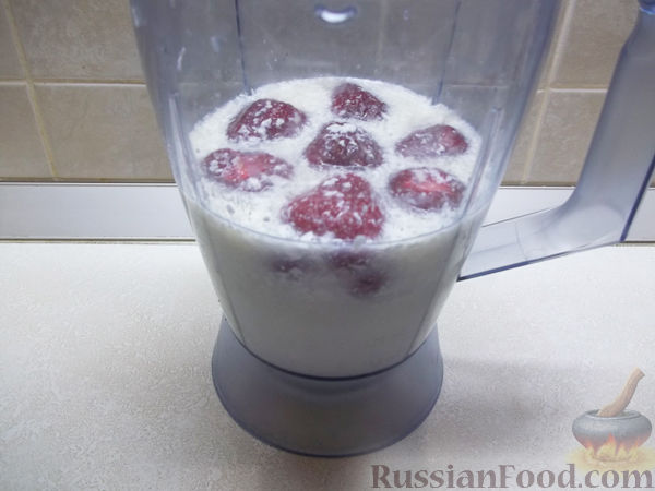 Фото приготовления рецепта: Молочное желе с клубникой и мороженым - шаг №1
