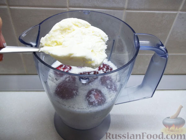 Фото приготовления рецепта: Молочное желе с клубникой и мороженым - шаг №2