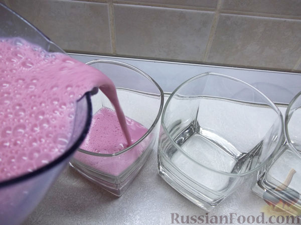 Фото приготовления рецепта: Молочное желе с клубникой и мороженым - шаг №5
