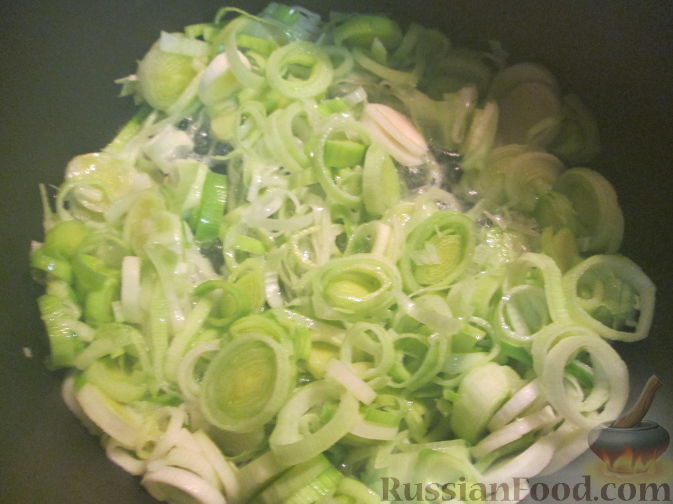 Фото приготовления рецепта: Суп-пюре из тыквы и лука-порея - шаг №1