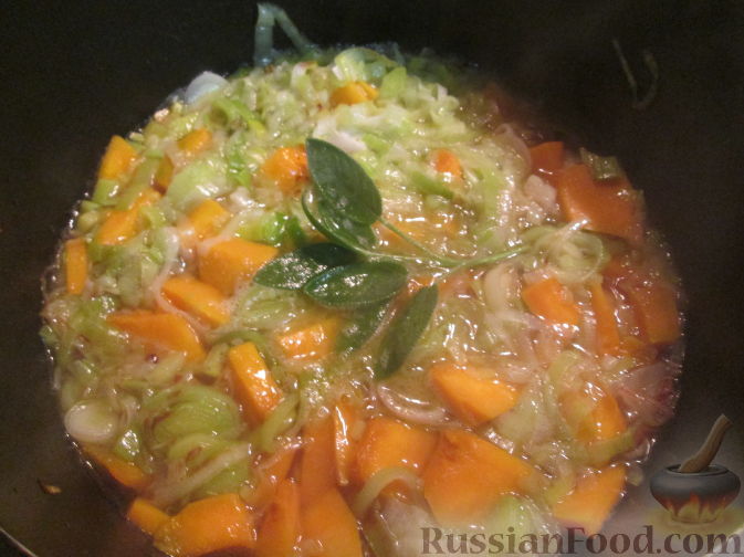 Фото приготовления рецепта: Суп-пюре из тыквы и лука-порея - шаг №3