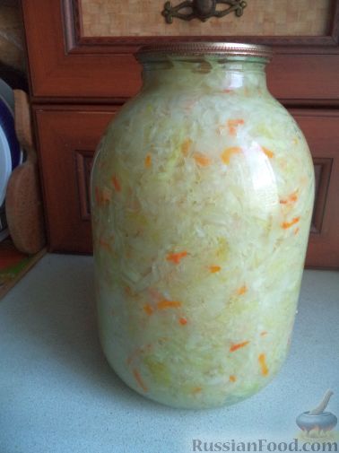 Фото приготовления рецепта: Слоёный салат с языком, шампиньонами, маринованными огурцами, морковью и сыром - шаг №17