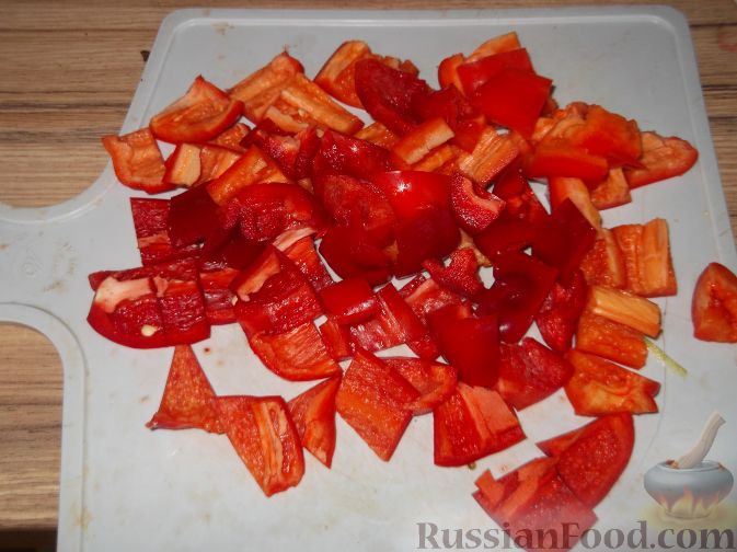 Фото приготовления рецепта: Слоёный салат с копчёной курицей, картофелем, морковью, свёклой и черносливом - шаг №16