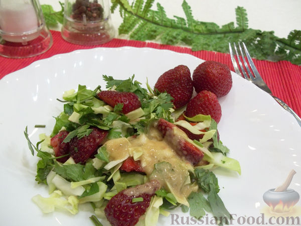 Фото к рецепту: Салат с клубникой