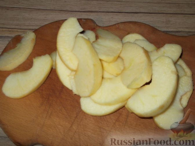 Фото приготовления рецепта: Варенье из яблок и брусники - шаг №3