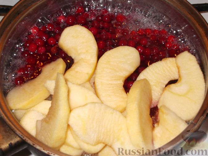 Фото приготовления рецепта: Варенье из яблок и брусники - шаг №5