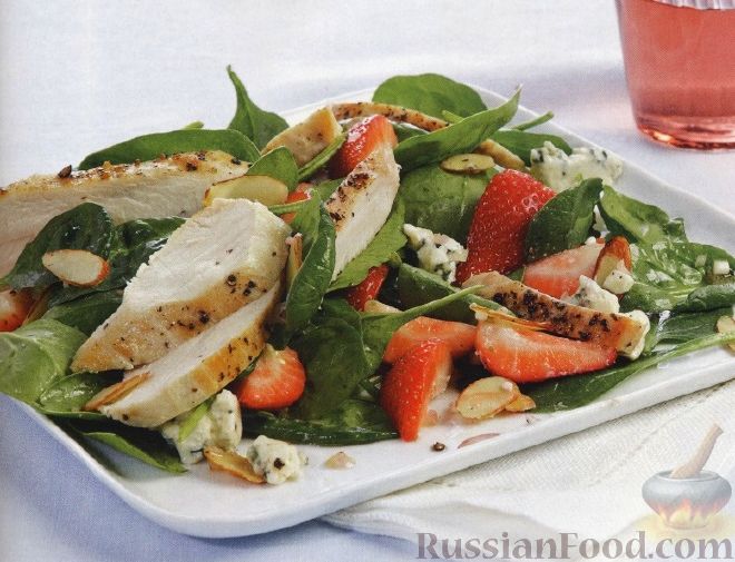 Фото к рецепту: Клубничный салат с куриным филе