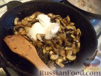 Фото приготовления рецепта: Мясо по-строгановски с грибами - шаг №8