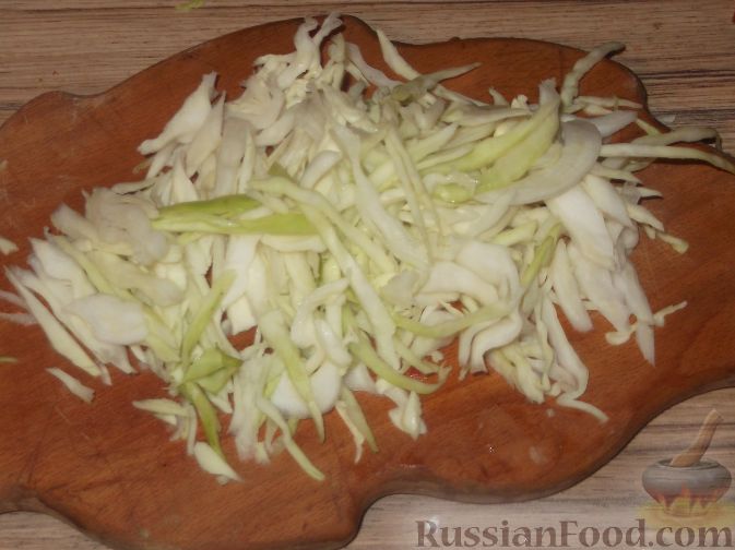Фото приготовления рецепта: Салат с капустой - шаг №4