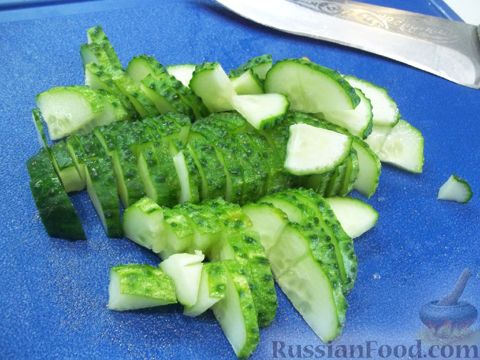 Фото приготовления рецепта: Овощной салат с дыней - шаг №3