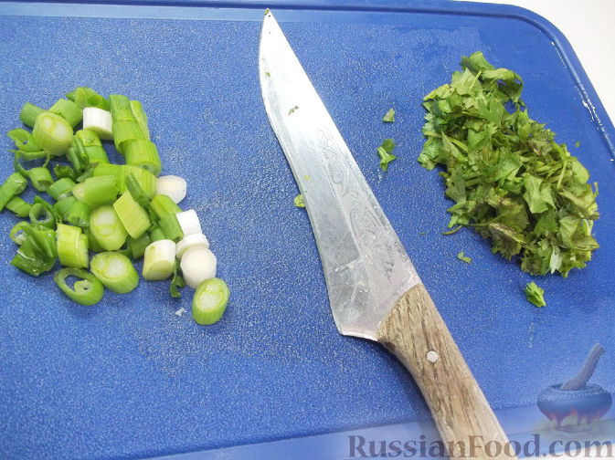 Фото приготовления рецепта: Овощной салат с дыней - шаг №4