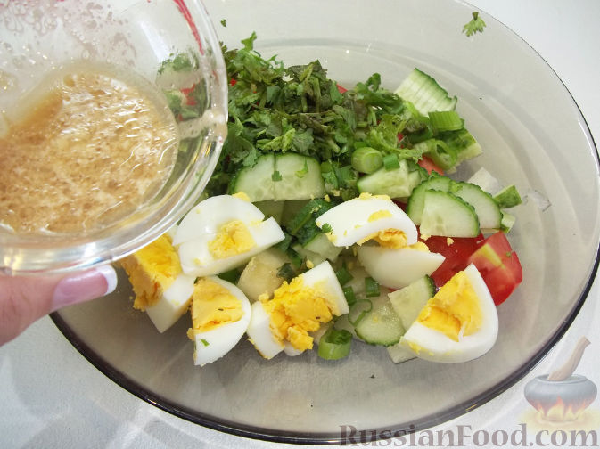 Фото приготовления рецепта: Овощной салат с дыней - шаг №7