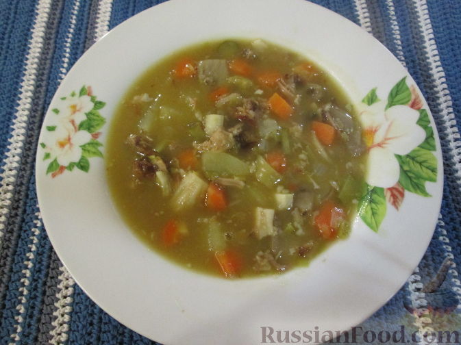 Фото приготовления рецепта: Гороховый суп с копченостями, грибами и маринованными овощами - шаг №5