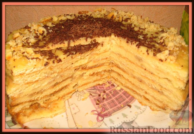 Фото приготовления рецепта: Пирог на молоке, с хурмой и штрейзелем - шаг №15