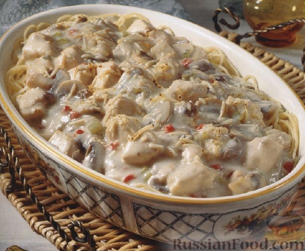 Фото к рецепту: Вермишелевая запеканка с куриным филе, грибами и вишнями