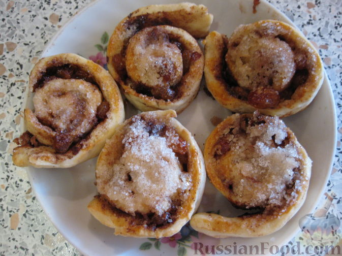 Фото приготовления рецепта: Ореховый пирог с яблоками и сливами - шаг №5