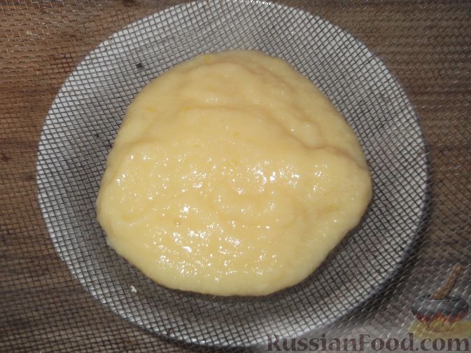 Фото приготовления рецепта: Киш с капустой и черносливом, в яично-сметанной заливке с сыром - шаг №15