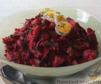 Фото к рецепту: Эстонский салат с сельдью и свеклой
