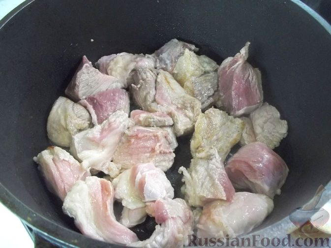 Фото приготовления рецепта: Жареная картошка с курицей и салом - шаг №6
